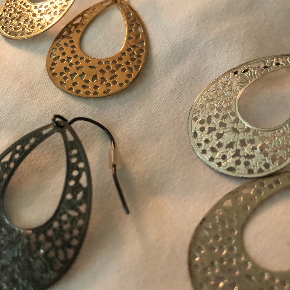 Set of 3 pairs of flat dangle earrings